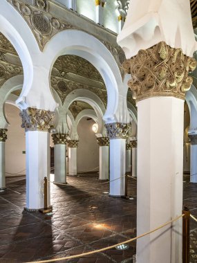 İspanya 'nın tarihi merkezi Toledo' daki Antik Sinagoga de Santa Maria La Blanca 'da beyaz kemerler. 1180 yılında inşa edildi ve Avrupa 'nın en eski sinagog binası olarak kabul edildi.