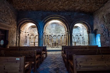 Jaca yakınlarındaki San Juan De La Pena Kraliyet Manastırı. Huesca, Aragon. İspanya. San Juan de la Pena Manastırı 'nda antik bir sanat eseri var.