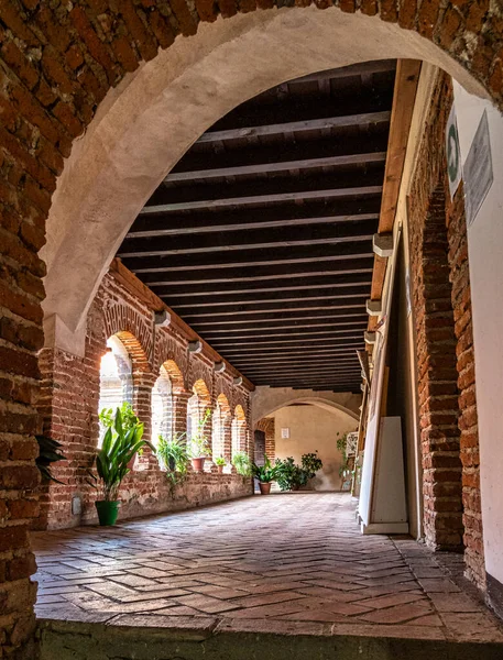 13. yüzyılda kurulan Calera de Leon 'daki Tentudia Manastırı' nın içinde. Badajoz ili, Extremadura, İspanya