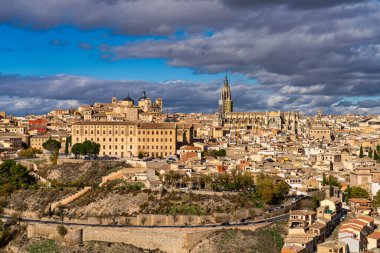 Toledo, İspanya. Alcazar 'ı olan eski bir şehir, Tagus Nehri' nin üzerindeki Kraliyet Sarayı. İspanya, Avrupa