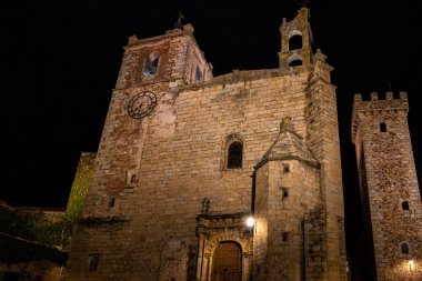 Aziz Matthew Kilisesi, Iglesia de San Mateo gece Caceres 'de, Dünya Mirası Şehri, Unesco tarafından ödüllendirildi. Extremadura Bölgesi, İspanya