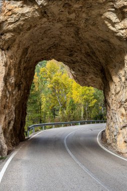Cuenca ve Fuertescusa yakınlarındaki Serrania de Cuenca 'da tünel çukuru. Cehenneme açılan kapı, Puerta del Infierno, Tuneles excavados en roca del Rio Escabas, İspanya Avrupa.