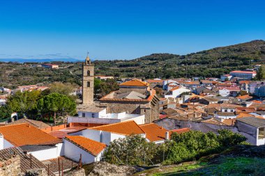 Extremadura 'da St. Matthew, San Mateo kilisesi ile Montanchez kasabası manzarası. İspanya.