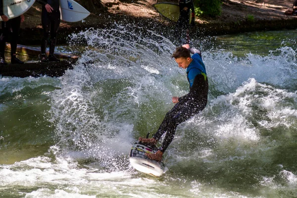 Μόναχο Γερμανία Ιουλίου 2021 Surfer Στο Ποτάμι Της Πόλης Μόναχο — Φωτογραφία Αρχείου