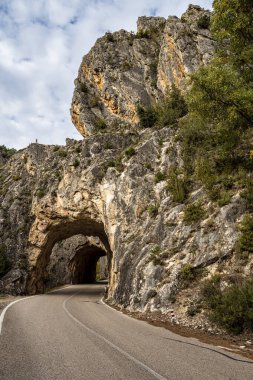 Cuenca ve Fuertescusa yakınlarındaki Serrania de Cuenca 'da tünel çukuru. Cehenneme açılan kapı, Puerta del Infierno, Tuneles excavados en roca del Rio Escabas, İspanya Avrupa.