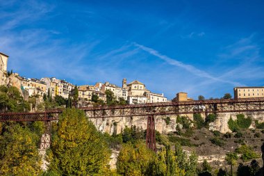 Casas Colgadas, Asma Evleri. İspanya, Castilla La Mancha 'daki ortaçağ Cuenca kasabasında asılı evler.
