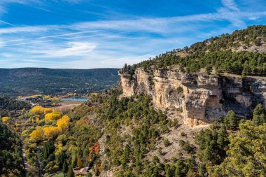 İspanya 'nın Una kentindeki Serrania de Cuenca' nın panoramik manzarası. Una, Cuenca, İspanya 'da yürüyüş patikaları La Raya ve El Escaleron