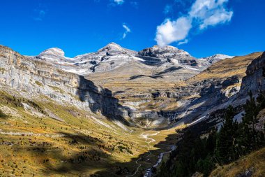 Ordesa ve Monte Perdido Ulusal Parkı, Pireneler, İspanya Aragon 'da sonbahar manzarası.