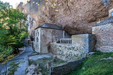 Jaca yakınlarındaki San Juan De La Pena Kraliyet Manastırı. Huesca, Aragon. İspanya. San Juan de la Pena Manastırı 'nda antik bir sanat eseri var.