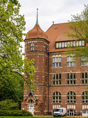 Flensburg, Almanya - 27 Mayıs 2021: Avrupa 'da Flensburg, Almanya' da müze tepe binasının ön cephesi