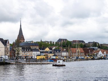 Flensburg, Almanya - 27 Mayıs 2021: Arka planda St. Jorgen Kilisesi 'nin Flensburg limanındaki yelkenli tekneleri. Almanya 'da Schleswig-Holstein, Avrupa