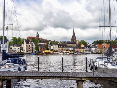 Flensburg, Almanya - 27 Mayıs 2021: Arka planda St. Jorgen Kilisesi 'nin Flensburg limanındaki yelkenli tekneleri. Almanya 'da Schleswig-Holstein, Avrupa