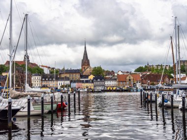 Flensburg, Almanya - 27 Mayıs 2021: Arka planda St. Jorgen Kilisesi 'nin Flensburg limanındaki yelkenli tekneleri. Almanya 'da Schleswig-Holstein, Avrupa