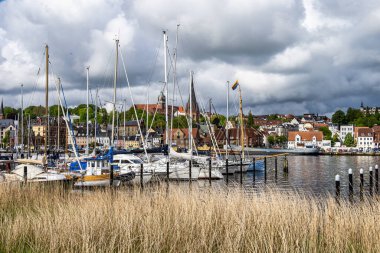 Flensburg, Almanya - 27 Mayıs 2021: Arka planda St. Jorgen Kilisesi 'nin Flensburg limanındaki yelkenli tekneleri. Almanya 'da Schleswig-Holstein, Avrupa