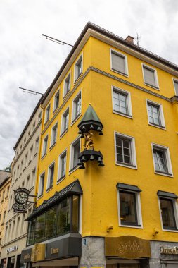 Münih, Almanya - Temmuz 07, 2021: Avrupa 'da Münih, Bavyera, Almanya' da Sendlinger Caddesi 'ndeki sarı atölye binası