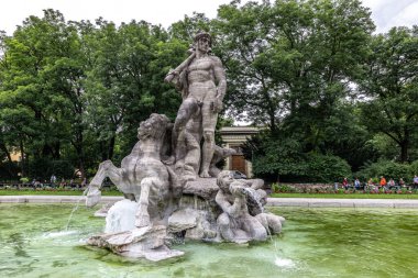 Münih, Almanya - Temmuz 07, 2021: Münih şehir merkezi yakınlarındaki eski Botanik Bahçesi Neptün Çeşmesi