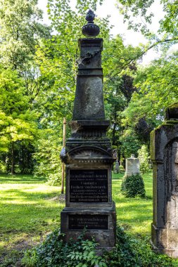 Münih, Almanya - Temmuz 09, 2021: Tarihi mezar taşlarıyla ünlü Münih Eski Kuzey Mezarlığı manzarası. Cenazeler 1944 'ten beri burada yapılmadı. Bunun yerine mezarlık bir park olarak kullanılıyor.