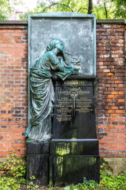 Münih, Almanya - Temmuz 09, 2021: Tarihi mezar taşlarıyla ünlü Münih Eski Kuzey Mezarlığı manzarası. Cenazeler 1944 'ten beri burada yapılmadı. Bunun yerine mezarlık bir park olarak kullanılıyor.