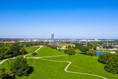 Münih, Almanya - 27 Haziran 2021: Münih, Almanya 'da bulunan Olimpiyat Stadyumu, 1972 Yaz Olimpiyatları için inşa edilmiş bir Olimpiyat Parkı.