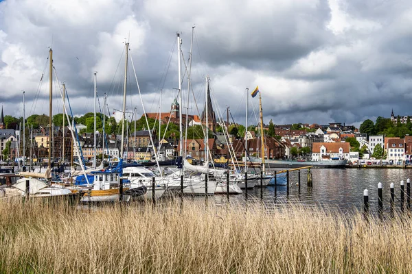 Flensburg, Almanya - 27 Mayıs 2021: Arka planda St. Jorgen Kilisesi 'nin Flensburg limanındaki yelkenli tekneleri. Almanya 'da Schleswig-Holstein, Avrupa