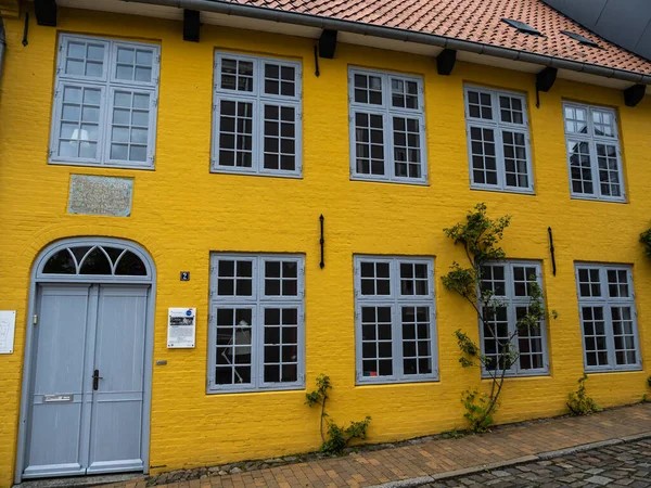 Flensburg, Almanya - 27 Mayıs 2021: Pilkentafel Tiyatro Atölyesi Cephesi, Flensburg, Almanya. 1983 'te kurulan tiyatronun adı Pilkentafel adında bir sokaktan gelmektedir.