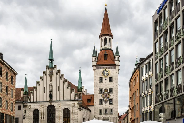 Münih, Almanya - Temmuz 07, 2021: Münih 'in merkez meydanında yer alan Eski Belediye Binası ana dekorasyonlarından biridir. Bu bina 15. yüzyılın sonlarında inşa edildi. Münih, Almanya.