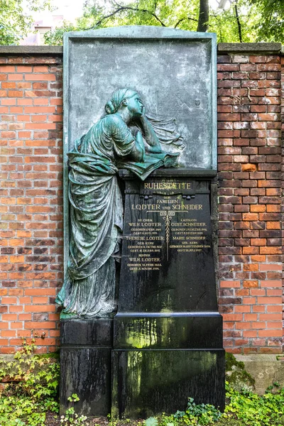Münih, Almanya - Temmuz 09, 2021: Tarihi mezar taşlarıyla ünlü Münih Eski Kuzey Mezarlığı manzarası. Cenazeler 1944 'ten beri burada yapılmadı. Bunun yerine mezarlık bir park olarak kullanılıyor.