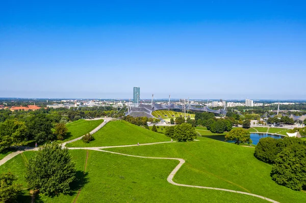 Münih, Almanya - 27 Haziran 2021: Münih, Almanya 'da bulunan Olimpiyat Stadyumu, 1972 Yaz Olimpiyatları için inşa edilmiş bir Olimpiyat Parkı.