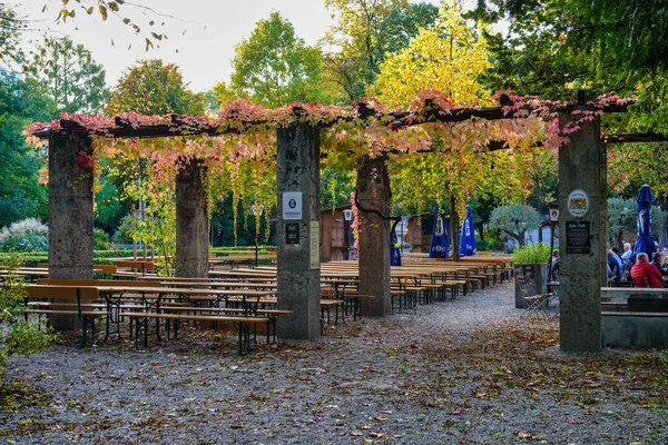 München Tyskland Okt 2021 Höst Utsikt Över Trädgård Park Café — Stockfoto