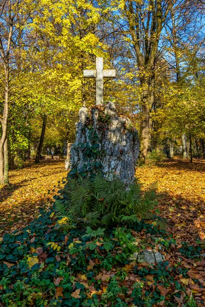 ドイツ ミュンヘン 2021年11月1日 歴史的な墓石を持つドイツ ミュンヘンの有名な旧北墓地の景色 葬儀は1944年以来ここで行われていません 代わりに 墓地は公園として使用されます — ストック写真