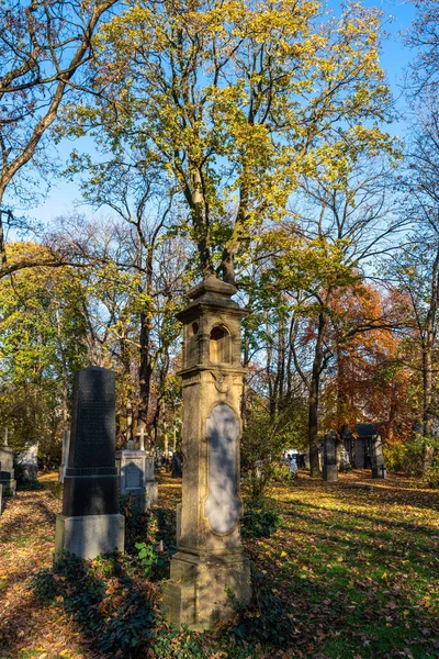 Münih, Almanya - 01 Kasım 2021: Tarihi mezar taşlarıyla ünlü Münih Eski Kuzey Mezarlığı manzarası. Cenazeler 1944 'ten beri burada yapılmadı. Bunun yerine mezarlık bir park olarak kullanılıyor..