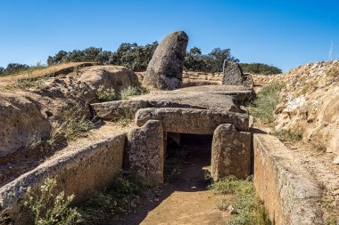 Lacara Dolmenleri, cenaze odası. La Nava de Santiago yakınlarındaki antik megalitik bina, Extremadura. İspanya