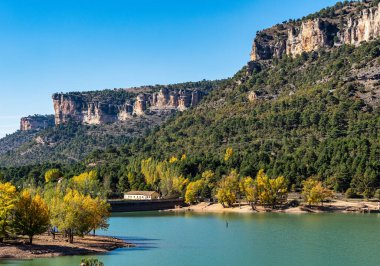 La Toba Gölü 'ndeki dağlarla kayalık arazi. Serrania de Cuenca, İspanya Cuenca