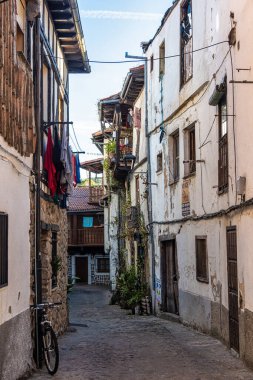 Hervas 'ın Yahudi mahallesinin sokaklarında tipik beyaz evler, Extremadura, İspanya.