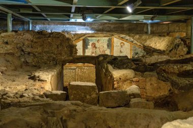 Santa Eulalia 'nın mezarında. Merida 'da Santa Eulalia Bazilikası 'nın altında bulunan antik Paleochristian nekropol. Extremadura. İspanya.