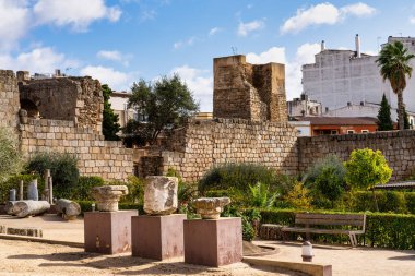 İspanya 'nın Merida kentinde, Extremadura bölgesinde bulunan Guadiana nehri yakınlarındaki Arap Kalesi Alcazaba. 836 yılında Emir II. Abderraman tarafından inşa edilmiş. UNESCO Dünya Mirası Alanı.