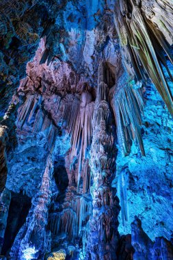 Cebelitarık 'taki Yukarı Kaya Doğa Koruma Alanı. Cebelitarık 'taki Yukarı Kaya Doğa Rezervi' nde bulunan renkli LED ışıklarıyla aydınlatılmış Eski Aziz Michaels Mağarası 'nı keşfediyoruz..