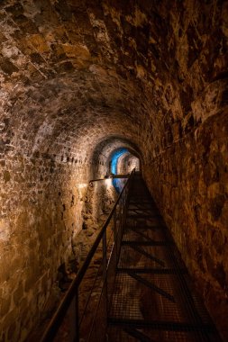 Santa Maria, Cazorla, Jaen, Endülüs, İspanya Kilisesi 'nin yıkıntılarının altındaki Serezuelo Nehri Kasası.