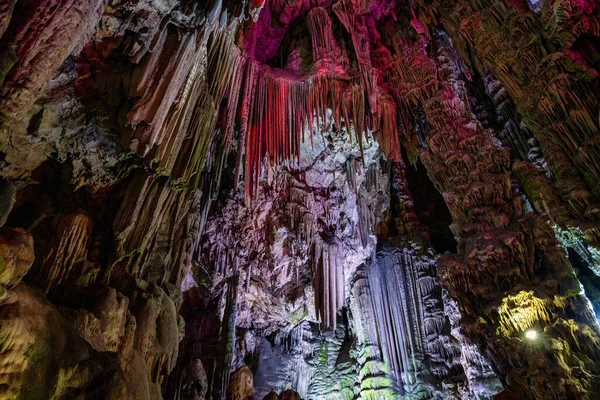 Cebelitarık 'taki Yukarı Kaya Doğa Koruma Alanı. Cebelitarık 'taki Yukarı Kaya Doğa Rezervi' nde bulunan renkli LED ışıklarıyla aydınlatılmış Eski Aziz Michaels Mağarası 'nı keşfediyoruz..