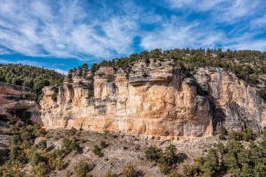 İspanya 'nın Una kentindeki Serrania de Cuenca' nın panoramik manzarası. Una, Cuenca, İspanya 'da yürüyüş patikaları La Raya ve El Escaleron