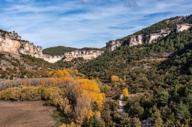 İspanya 'nın Una kentindeki Serrania de Cuenca' nın panoramik manzarası. Una, Cuenca, İspanya 'da yürüyüş patikaları La Raya ve El Escaleron