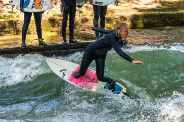 Münih, Almanya - 13 Temmuz 2021: Münih şehir nehrinde sörfçü, Eisbach adı verilen kentsel çevrede sörf yapan insanlarla ünlüdür.