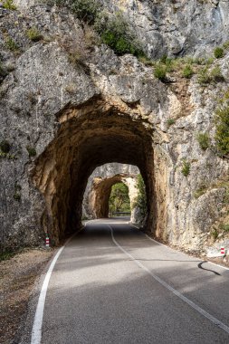 Cuenca ve Fuertescusa yakınlarındaki Serrania de Cuenca 'da tünel çukuru. Cehenneme açılan kapı, Puerta del Infierno, Tuneles excavados en roca del Rio Escabas, İspanya Avrupa.