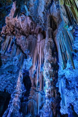 Cebelitarık 'taki Yukarı Kaya Doğa Koruma Alanı. Cebelitarık 'taki Yukarı Kaya Doğa Rezervi' nde bulunan renkli LED ışıklarıyla aydınlatılmış Eski Aziz Michaels Mağarası 'nı keşfediyoruz..