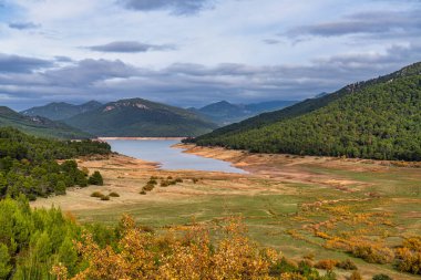Tranco de Beas rezervuarı Sierra de Cazorla Segura ve Las Villas Doğal Parkı, Jaen ili, Endülüs, İspanya, Avrupa