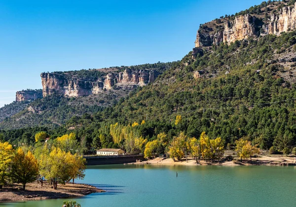 Paisaje Rocoso Con Montañas Lago Toba Embalse Serrania Cuenca Cuenca — Foto de Stock