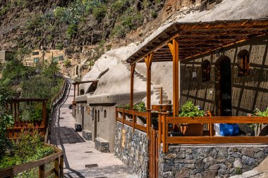Atlantik Okyanusu 'nda İspanya' nın Kanarya Adası 'ndaki Aguimes vadisinde Barranco de Guayadeque' de bir mağarada restoran. Büyük Kanarya, Aguimes,