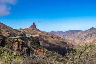İspanya, Gran Canaria 'daki Tejeda Vadisi. Adanın orta kesimindeki anıtlar, Barranco de Tejeda boyunca yürüyüş, arka planda kaya oluşumu Roque Bentayga