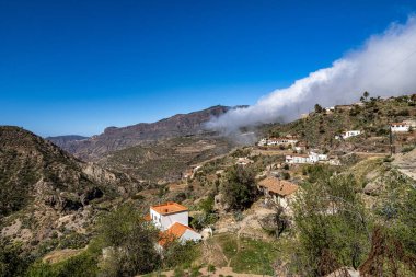 İspanya, Gran Canaria 'daki Tejeda Vadisi. Adanın orta kesimindeki anıtlar, Barranco de Tejeda boyunca yürüyorlar.