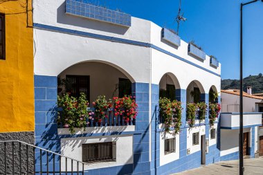 Gran Canaria 'da Teror, ahşap balkonları, kanarya adaları, İspanya' da renkli evleri olan güzel geleneksel bir kasaba.